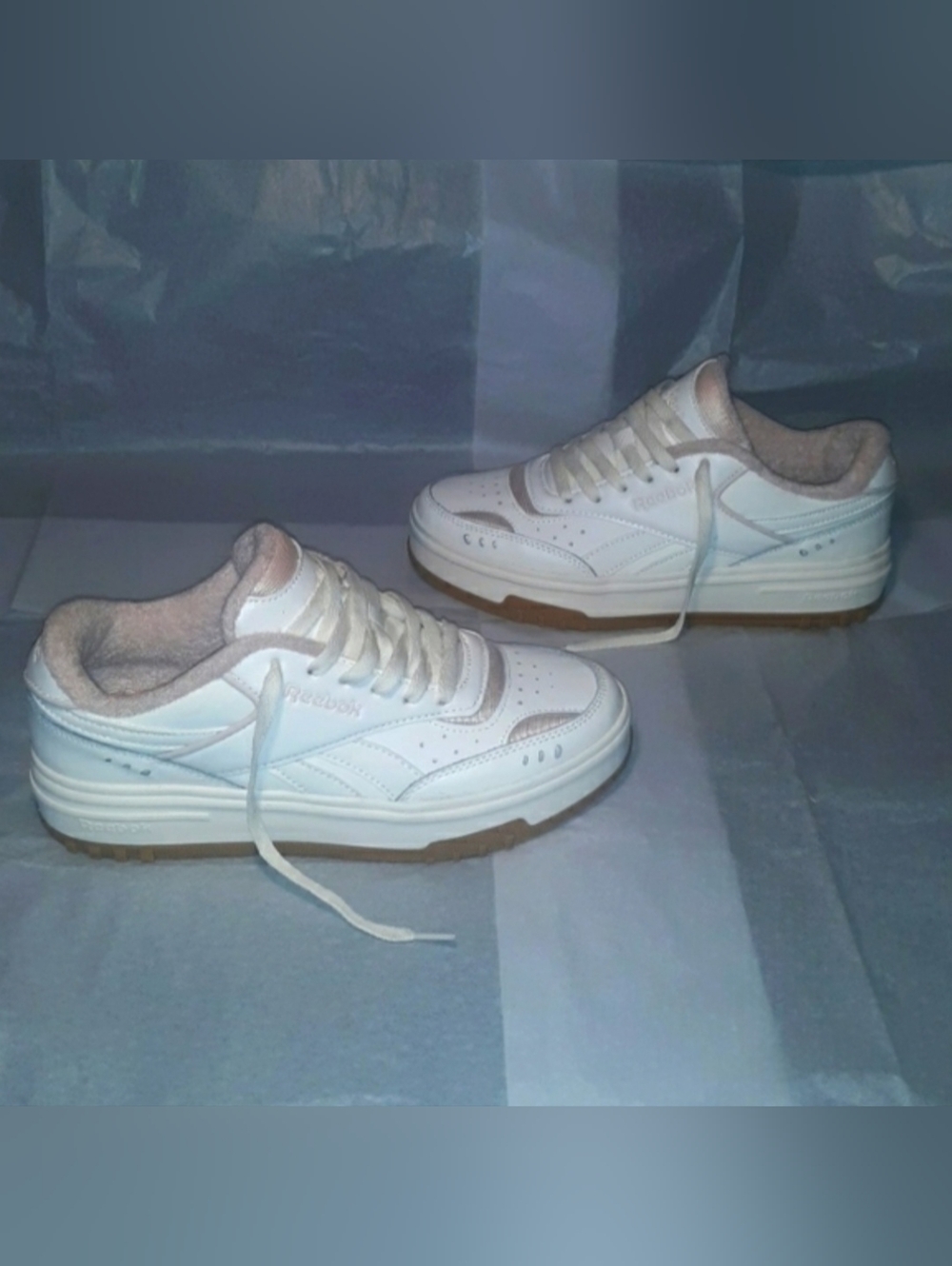 Reebok Sneakers Brand NEW, Women size 9.